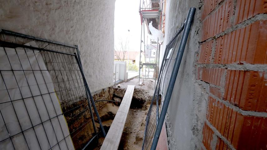 Im schmalen Gang zwischen Pfarrbüro und Kirche soll durch eine Rampe ein barrierefreier Zugang zur neuen "Südpforte"  geschaffen werden.