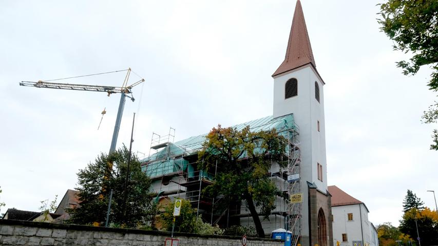 Als einer der ersten Maßnahmen wurde das Dach der Christuskirche abgedeckt, um Last vom Mauerwerk zu nehmen.