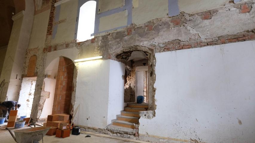 Vom Chorraum führt eine Treppe in die neue Sakristei, über der es auch noch einen Gruppenraum geben wird.