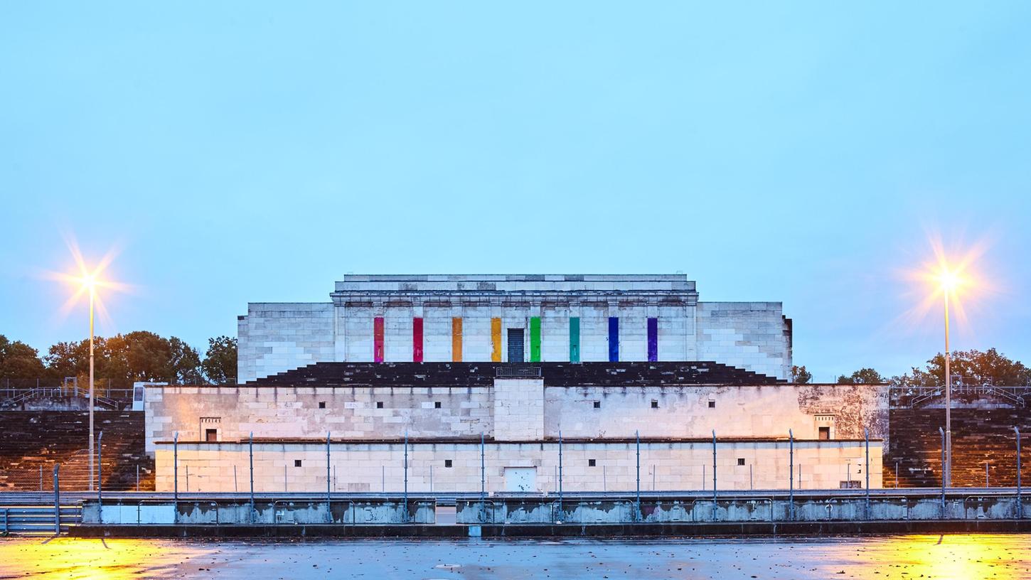 In einer illegalen Nacht-und-Nebelaktion wurde die Zeppelintribüne vor einem Jahr kurzfristig in das "Regenbogen-Präludium" verwandelt. In einer illegalen Nacht-und-Nebelaktion wurde die Zeppelintribüne vor einem Jahr kurzfristig in das "Regenbogen-Präludium" verwandelt.