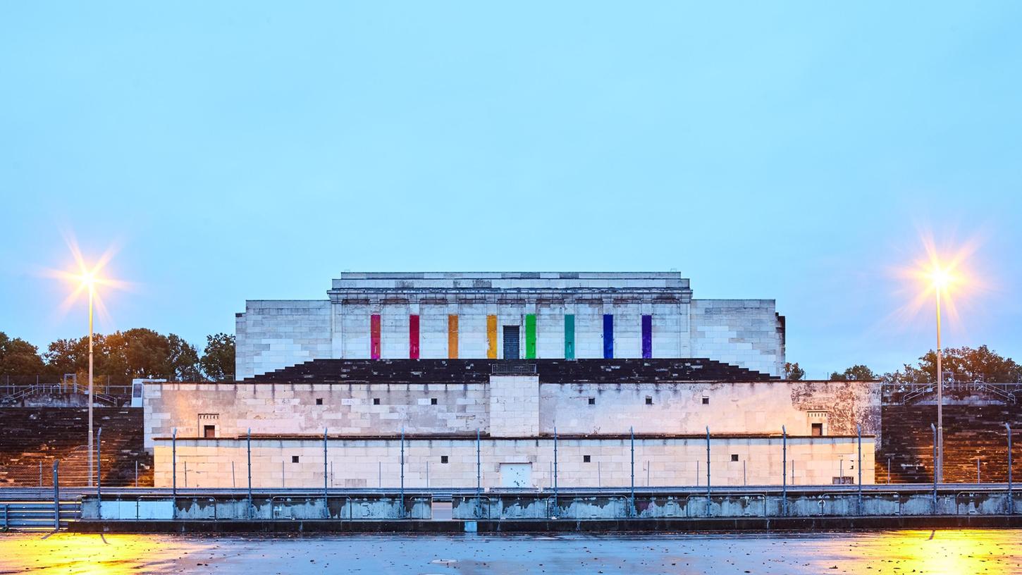 In einer illegalen Nacht-und-Nebelaktion wurde die Zeppelintribüne vor einem Jahr kurzfristig in das "Regenbogen-Präludium" verwandelt.