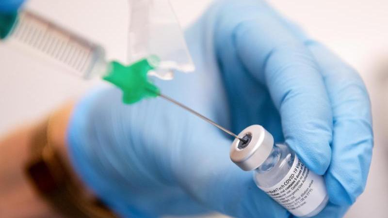  Eine Klinik-Mitarbeiterin zieht den Covid-19 Impfstoff von Biontech/Pfizer für eine Impfung auf eine Spritze