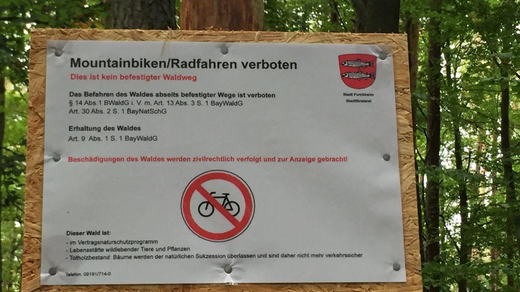 Ende September stellte der Forchheimer Stadtförster an mehreren Stellen im Stadtwald, sowohl auf Kellerwaldseite, als auch in Burk, die von Mountainbikern gern als Trails genutzt werden, solche Verbotsschilder auf. 