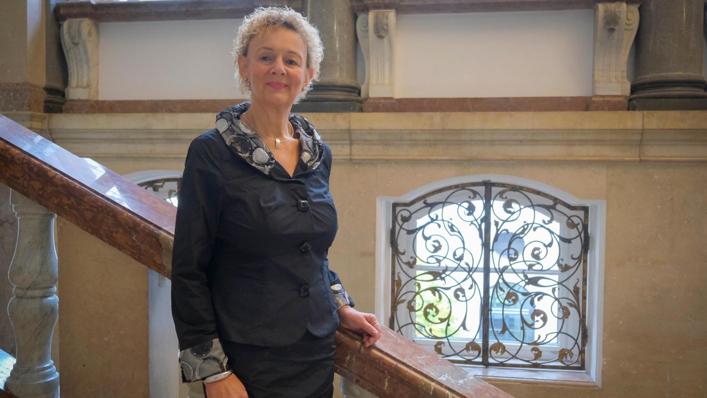 Sie ist eine der ersten Frauen im bayerischen Polizeidienst: Elke Schönwald, Leiterin der Polizeipressestelle Mittelfranken, geht in den Ruhestand.
Sie ist eine der ersten Frauen im bayerischen Polizeidienst: Elke Schönwald, Leiterin der Polizeipressestelle Mittelfranken, geht in den Ruhestand.