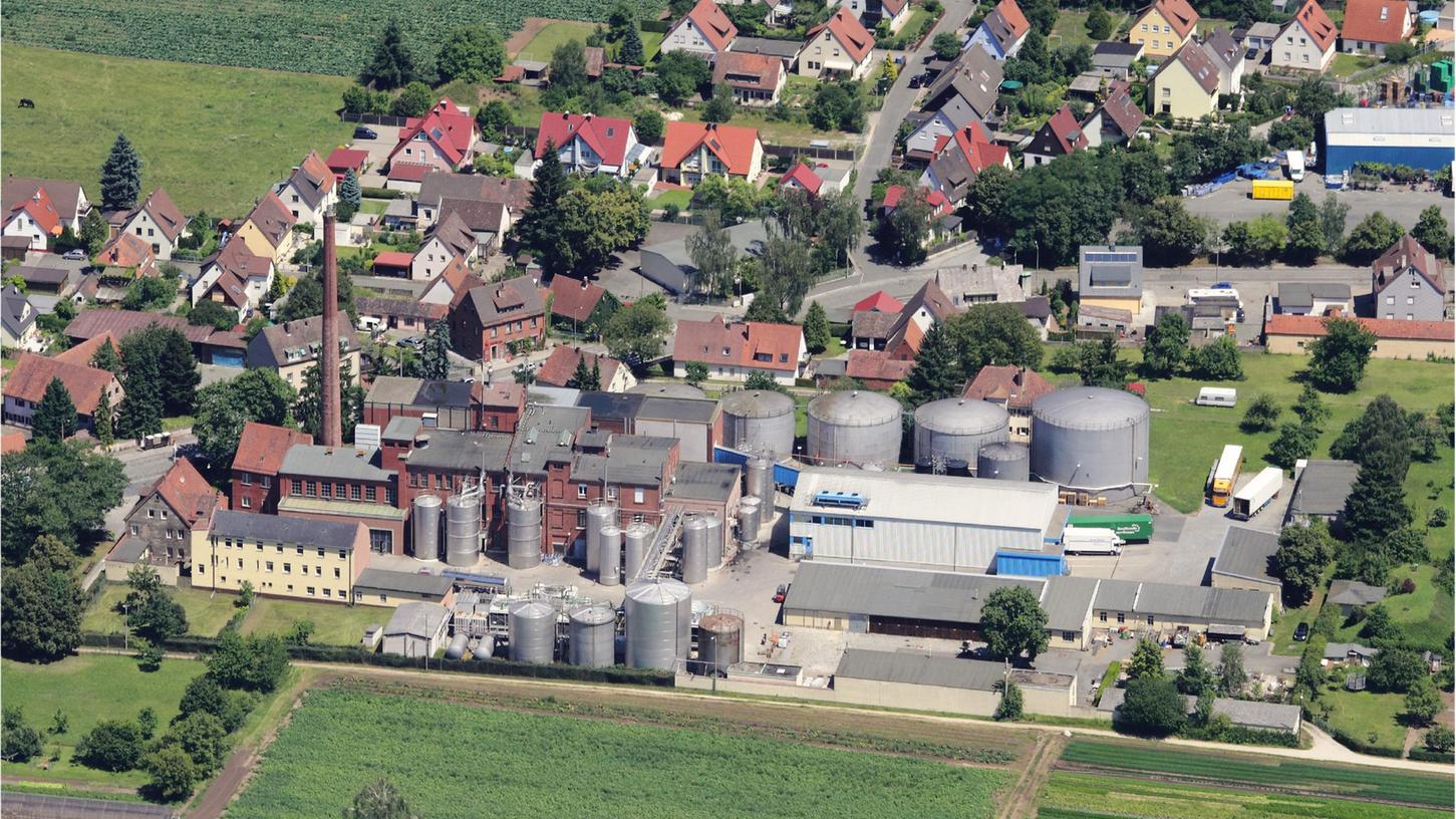 Die Deutsche Hefewerke GmbH macht einen großen Teil von Buch aus. Der prägnante Schlot prägt die Silhouette des Dorfes. Die Deutsche Hefewerke GmbH macht einen großen Teil von Buch aus. Der prägnante Schlot prägt die Silhouette des Dorfes.