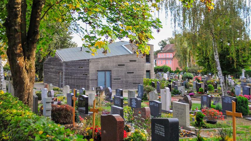 Der Friedhof in Katzwang wurde 1880 angelegt und rund 100 Jahre später erweitert. An einigen Stellen gibt es Probleme mit dem Boden. Lehm im Untergrund verhindert, dass das Wasser ablaufen kann.  