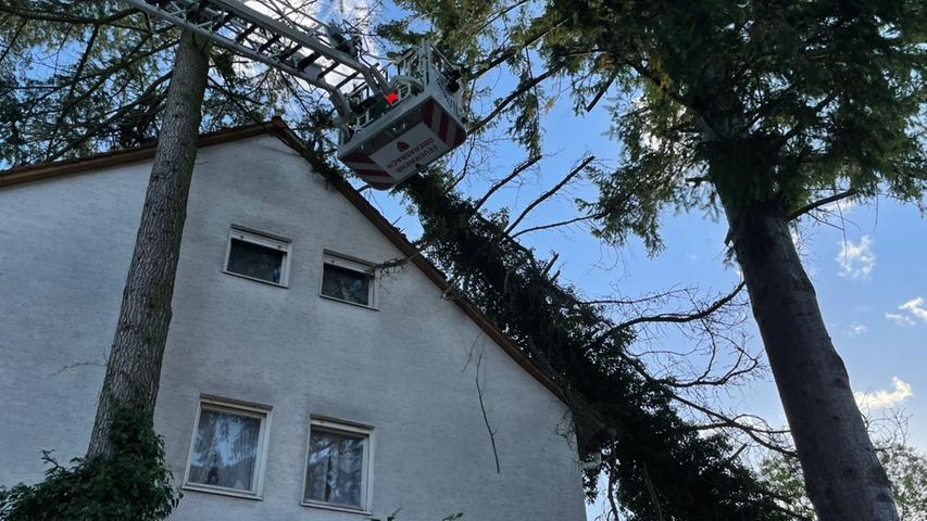Verletzt wurde dadurch glücklicherweise niemand. Allerdings musste die Oberasbacher Feuerwehr Unterstützung aus Nürnberg zur Hilfe rufen. 
