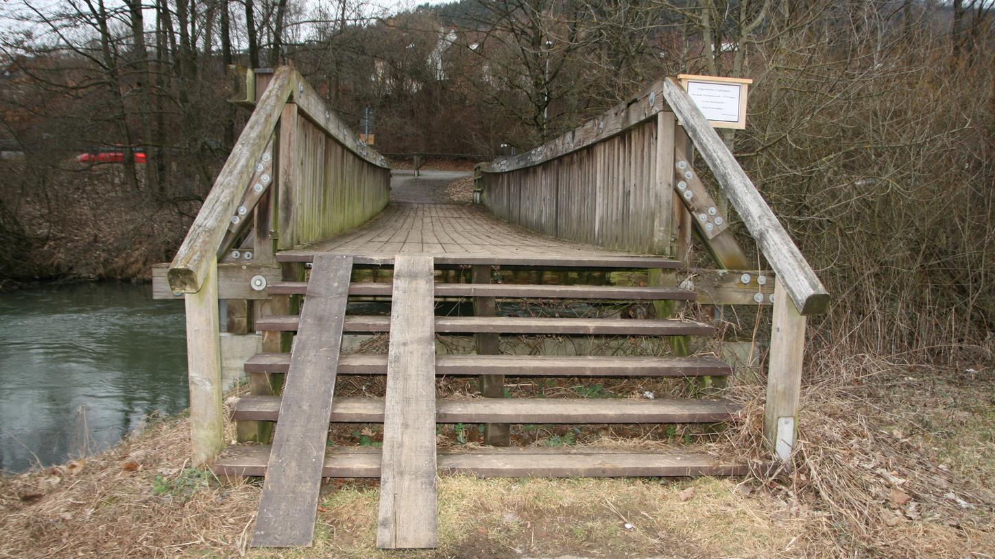 Bereits im September hatte der Bau- und Umweltausschuss die Vergabe der Pioniersteg-Bauleistung abgesegnet. Im Juni 2022 sollten soll die Brücke erneuert sein. Hier eine Aufnahme aus dem Jahr 2017. Bereits im September hatte der Bau- und Umweltausschuss die Vergabe der Pioniersteg-Bauleistung abgesegnet. Im Juni 2022 sollten soll die Brücke erneuert sein. Hier eine Aufnahme aus dem Jahr 2017.