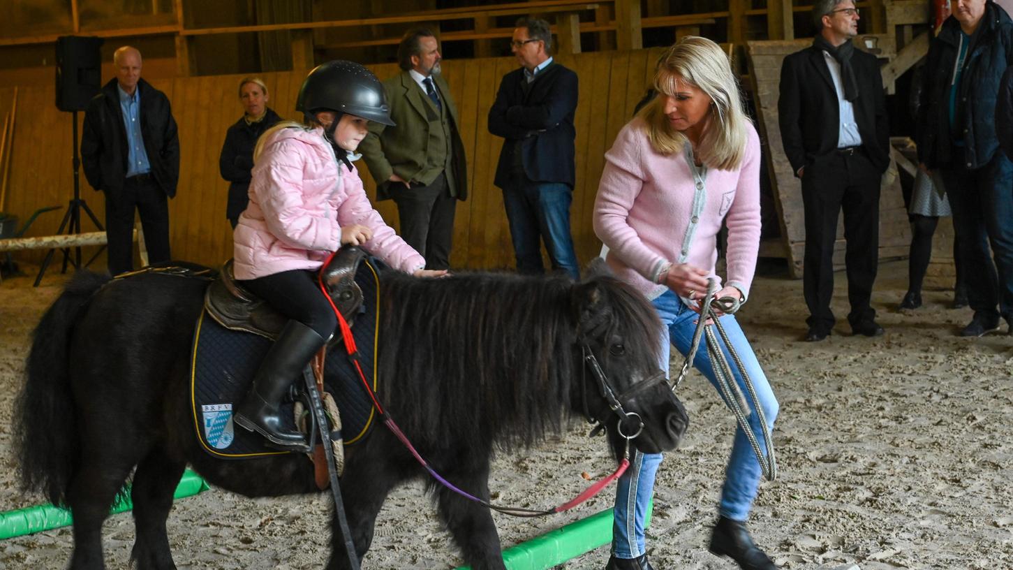 An der Longe der „Landesmutter“: Karin Baumüller-Söder half bei der Unterrichtsstunde in der Halle des Reit- und Fahrvereins Heroldsbach Schloss Thurn mit. 