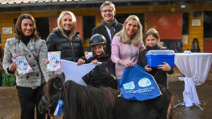 Pony Herkules ließ das Shooting kalt, die Zweibeiner schauten aber gerne in die Kamera (von links): Martina Blaha-Fröhler, Anna Stolz, Peter Walter, Karin Baumüller-Söder und zwei Mädchen von der Grundschule Heroldsbach.