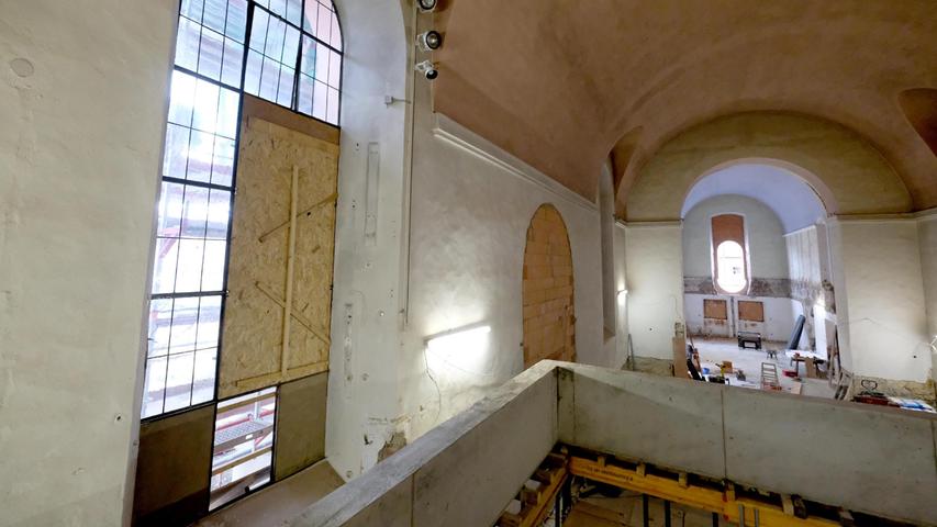Die nach vorne verlängerte Empore hat schon eine Brüstung, aber noch keinen Boden. Dieser wird wieder aus Holz sein. Die nach vorne verlängerte Empore hat schon eine Brüstung, aber noch keinen Boden. Dieser wird wieder aus Holz sein.
