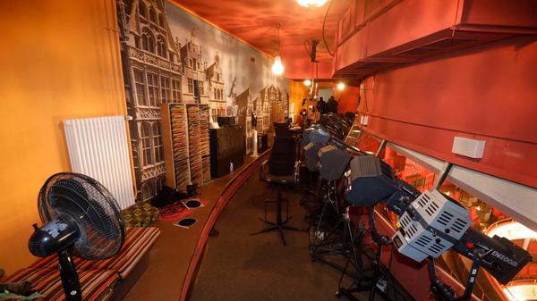 Presserundgang im Sanierungsbedürftigen Opernhaus