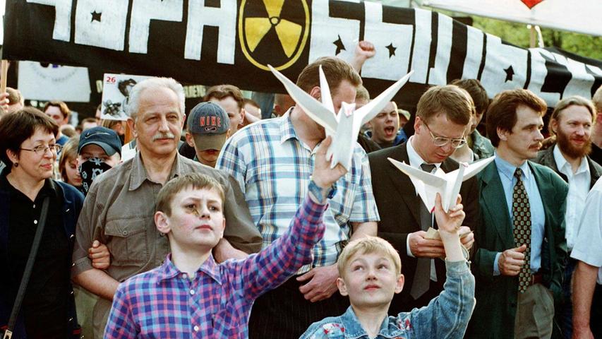 ...erscheint die Atomkraft der Bevölkerung in den Ländern der Region jedenfalls nicht mehr, wie hier Demonstranten in der Weißrussischen Hauptstadt Minsk zeigen. Daran änderten auch...