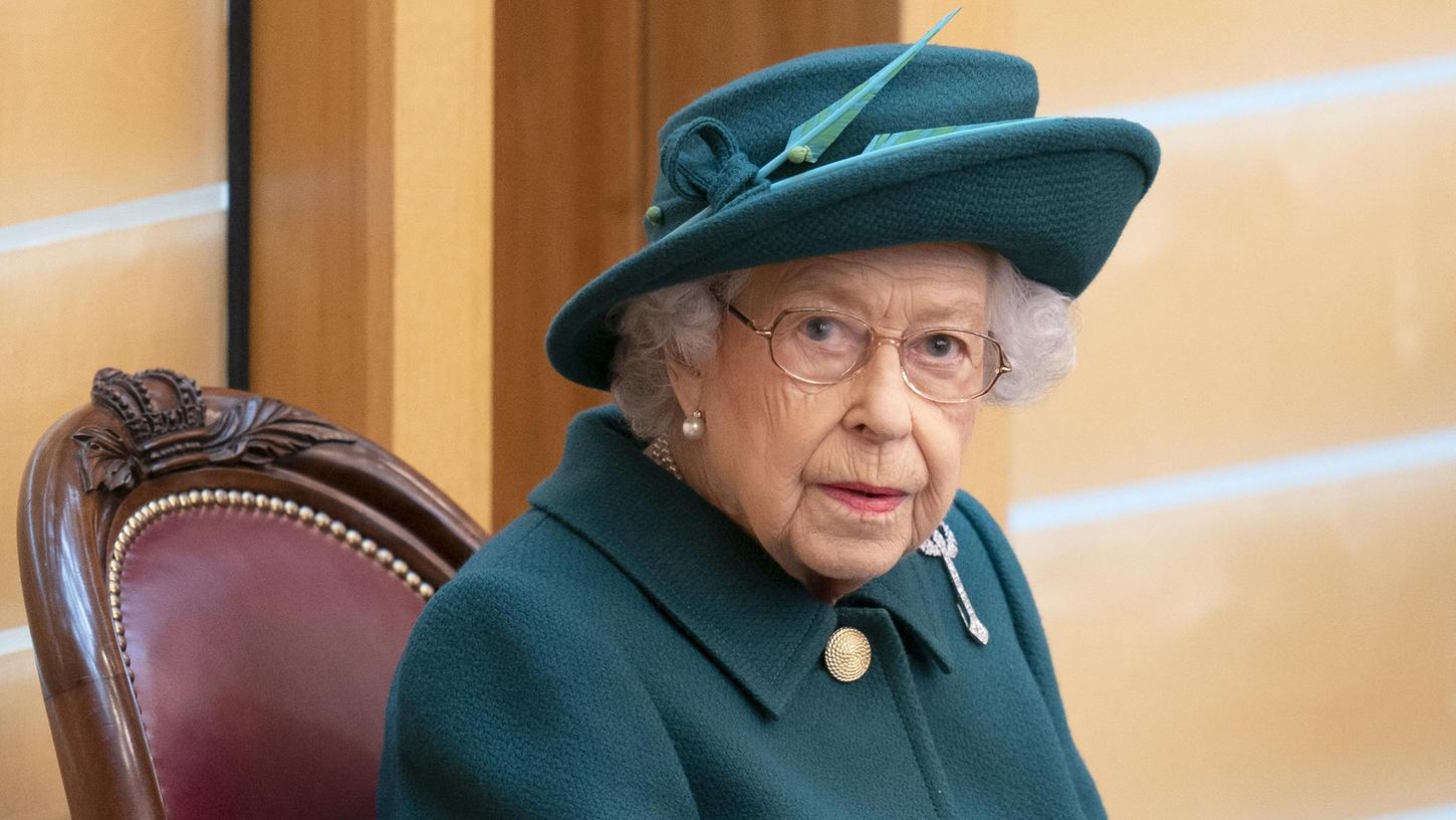 ARCHIV - 02.10.2021, Großbritannien, Edinburgh: Königin Elizabeth II. sitzt im Plenarsaal des schottischen Parlaments in Edinburgh, um den offiziellen Beginn der sechsten Sitzungsperiode des Parlaments zu feiern. (zu dpa «Palast: Queen verbrachte Nacht auf Donnerstag im Krankenhaus») Foto: Jane Barlow/PA Wire/dpa +++ dpa-Bildfunk +++ ARCHIV - 02.10.2021, Großbritannien, Edinburgh: Königin Elizabeth II. sitzt im Plenarsaal des schottischen Parlaments in Edinburgh, um den offiziellen Beginn der sechsten Sitzungsperiode des Parlaments zu feiern. (zu dpa «Palast: Queen verbrachte Nacht auf Donnerstag im Krankenhaus») Foto: Jane Barlow/PA Wire/dpa +++ dpa-Bildfunk +++