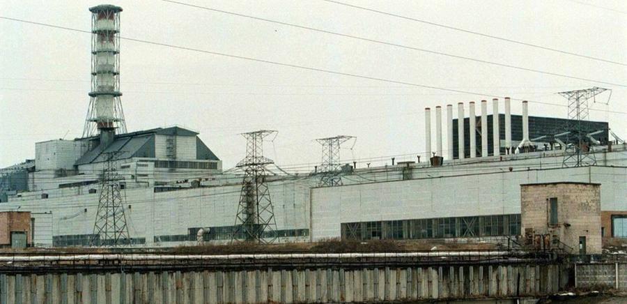 Es sollte nur ein Experiment sein: Die Betreiber des sowjetischen Kraftwerks Tschernobyl wollten wissen, ob die Energie, die entsteht, wenn bei bei einem Stromausfall die Turbinen auslaufen, ausreicht, bis die Notstromaggregate anlaufen. Doch innerhalb von Sekunden...