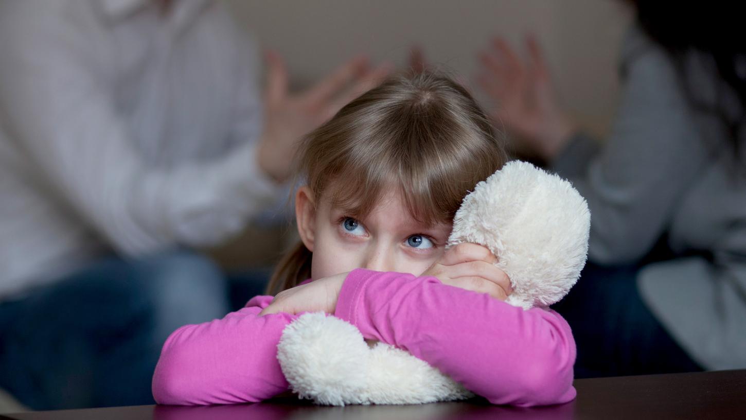 Geht eine Ehe in die Brüche, leiden vor allem die Kinder. Wer den Partner vor dem eigenen Kind schlecht macht, stürzt es in einen Loyalitätskonflikt.
Geht eine Ehe in die Brüche, leiden vor allem die Kinder. Wer den Partner vor dem eigenen Kind schlecht macht, stürzt es in einen Loyalitätskonflikt.