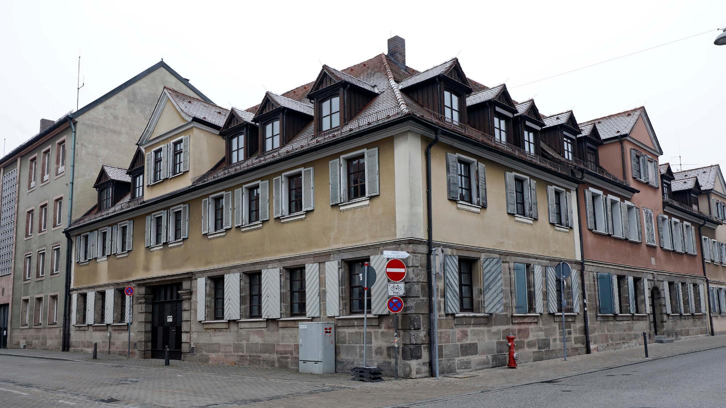 Der Umbau des früheren Landratsamtes in Erlangen kann zu Verkehrsbehinderungen führen. 