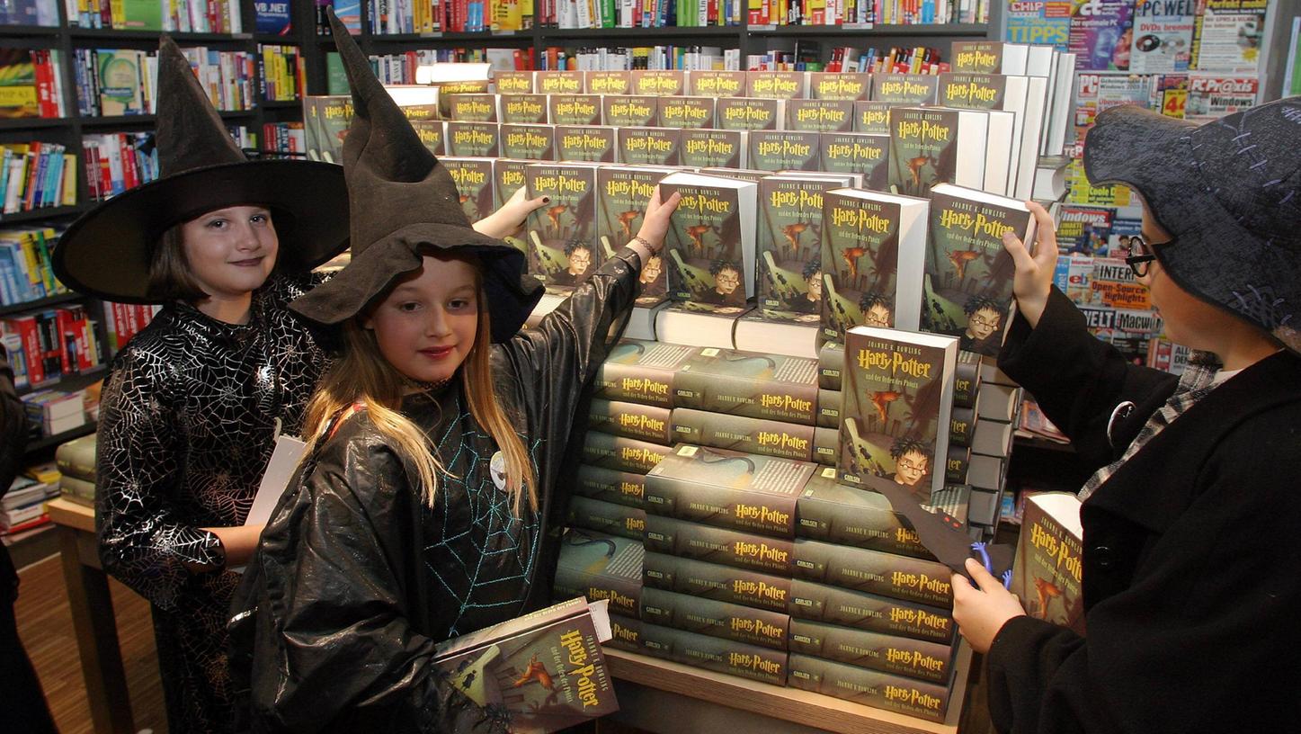Joanne K. Rowling wird ans Herz gelegt sich einen anderen Beruf zu suchen, als sie ihren Roman über einen gewissen Harry Potter einreicht. Die Buchreihe wurde weltweit über 500 Millionen Mal verkauft und in 80 Sprachen übersetzt.
