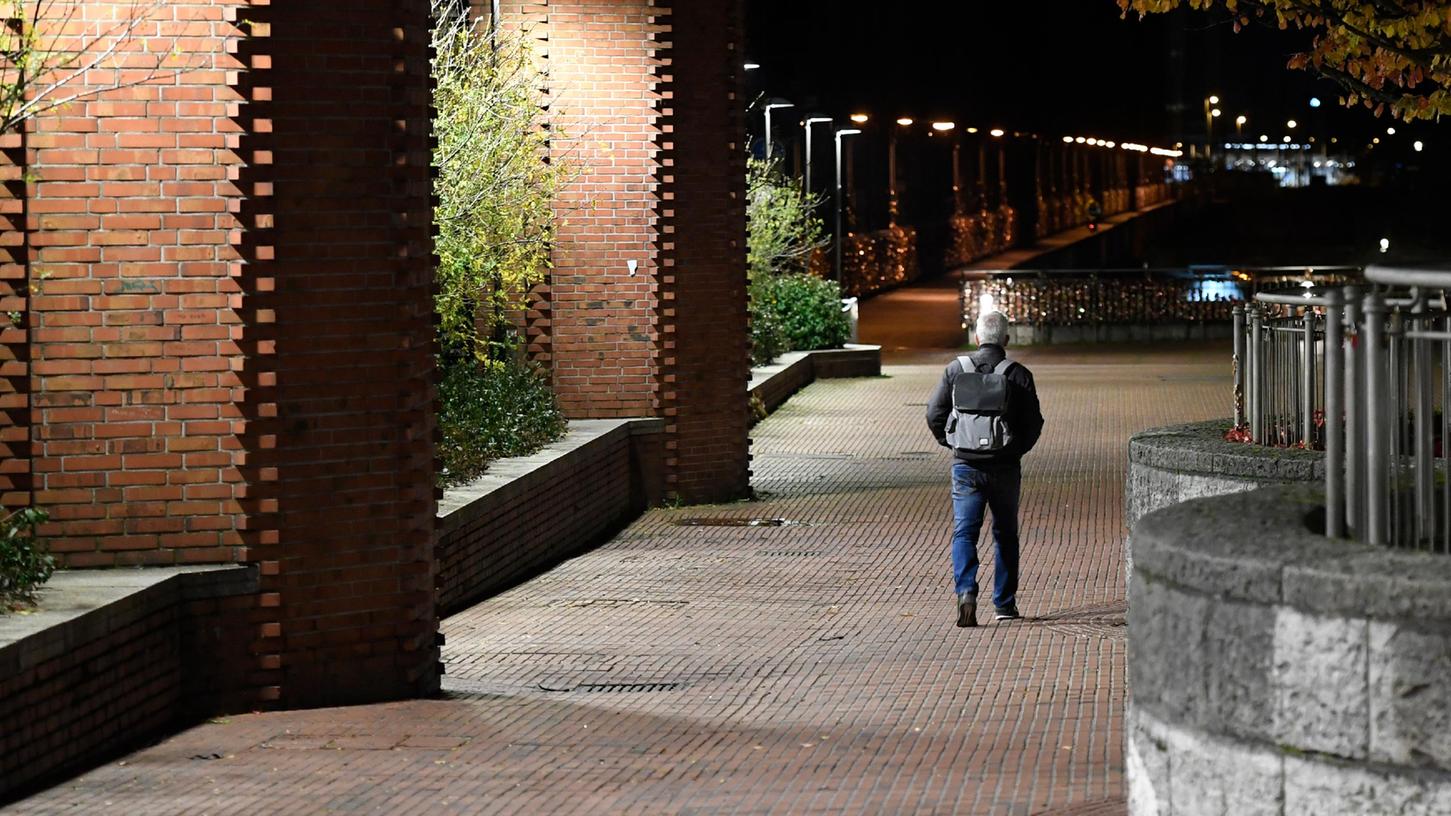 In Rosenheim wurde ein 60-Jähriger überfallen und ausgeraubt.
In Rosenheim wurde ein 60-Jähriger überfallen und ausgeraubt.