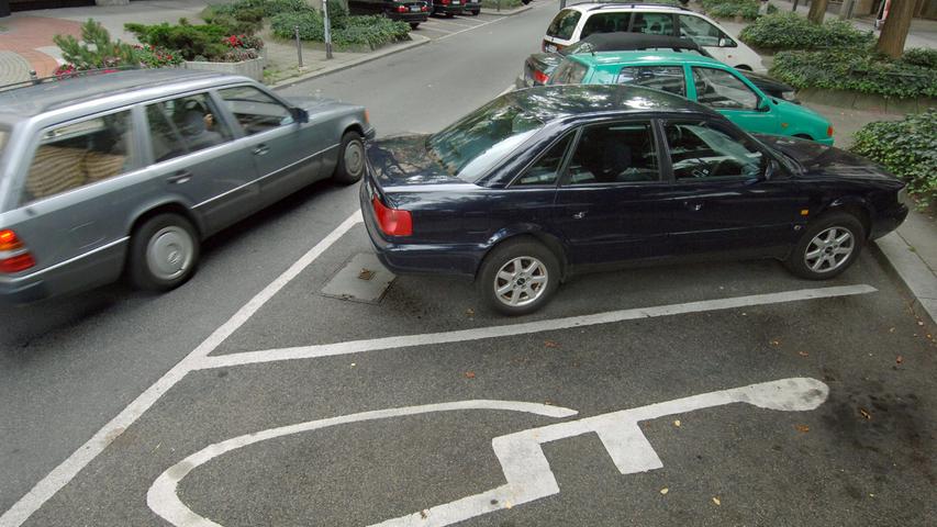 Auch bei diesem Vergehen werden die Strafen verschärft. Unberechtigtes Parken auf Schwerbehindertenparkplätzen kostet bald 55 statt 35 Euro.