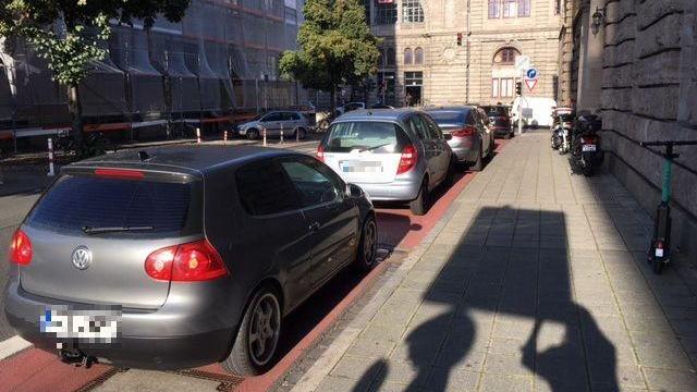 Ein echtes Problem sind in Nürnberg die Autofahrer, die auf Radwegen parken. Wie hier in der Eilgutstraße neben dem Hauptbahnhof.