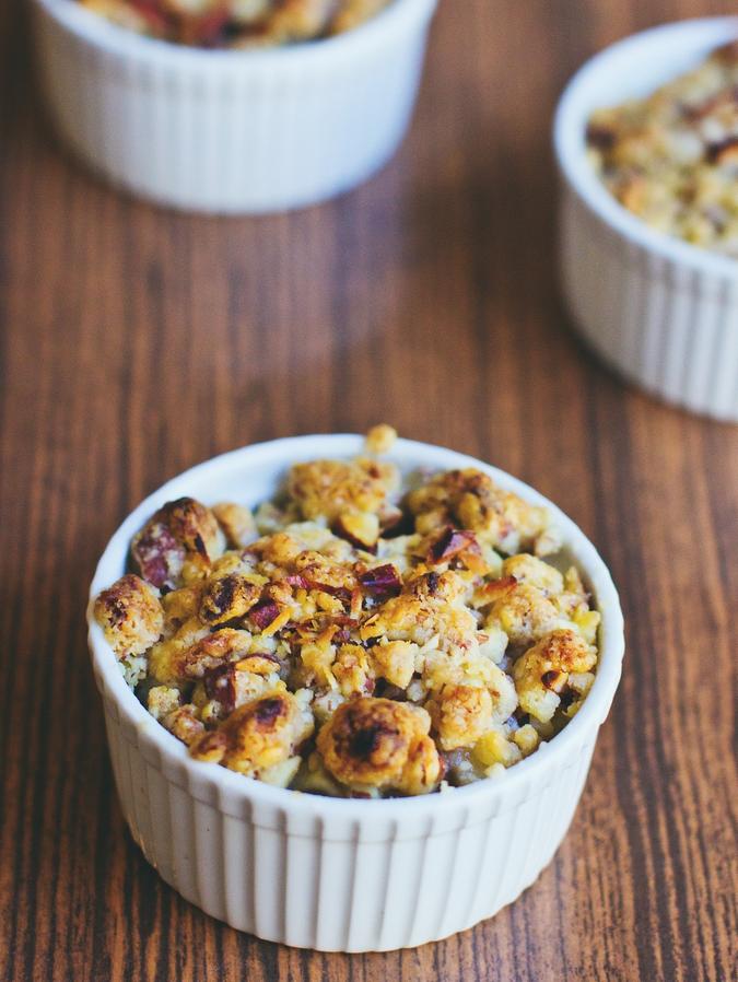 Crumble ist eine Nachspeise der englischen und US-amerikanischen Küche. Dabei handelt es sich um mit Streuseln überbackene Früchte.