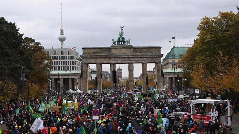Demonstranten versammeln sich bei der Protestaktionen der Klimaschutzinitiative "Fridays for Future" vor dem Brandenburger Tor.
