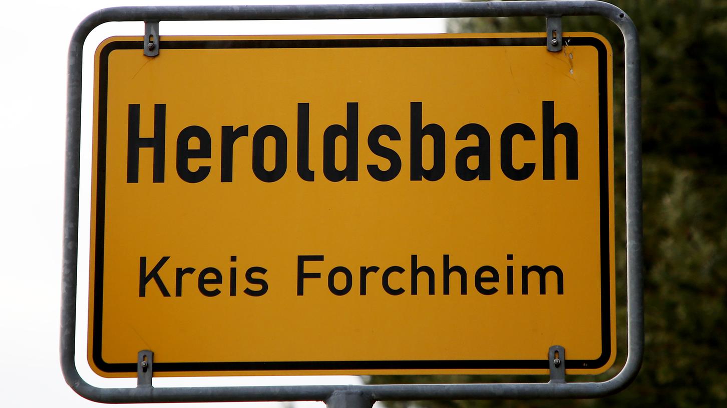 Das Einvernehmen des Heroldsbacher Gemeinderats für das Bauvorhaben im Steigweg wurde mit 5:4 Stimmen erteilt.
Das Einvernehmen des Heroldsbacher Gemeinderats für das Bauvorhaben im Steigweg wurde mit 5:4 Stimmen erteilt.