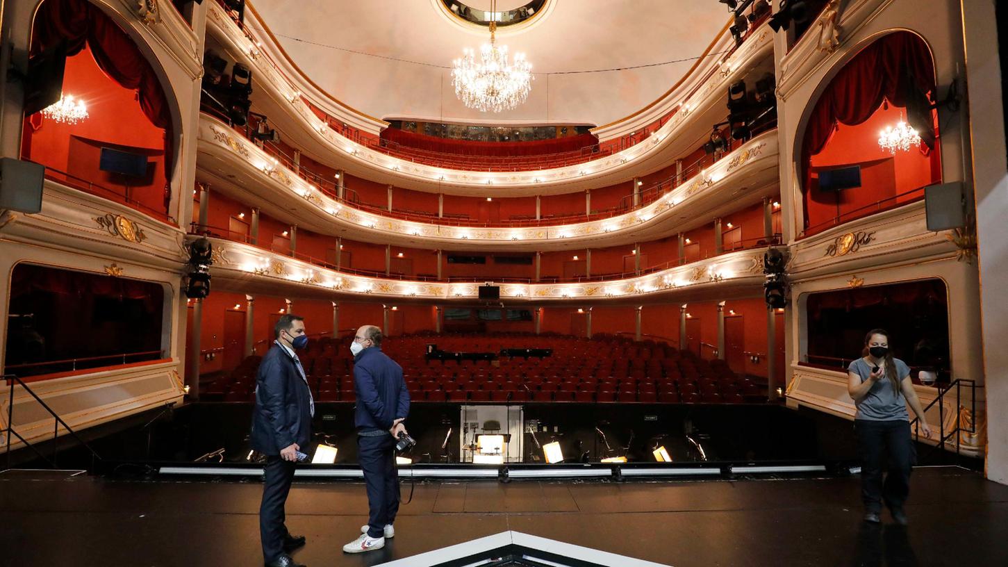 Nünbergs Opernhaus ist marode. In zehn Jahren soll die Sanierung die neue Oper im alten Gewand wieder erstrahlen lassen.