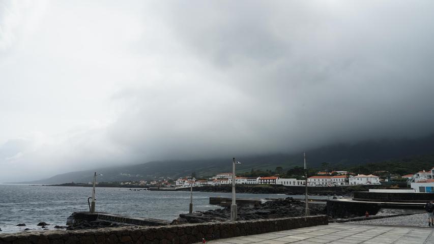 In São Roque do Pico regnet es noch nicht, aber der Berg Pico (2351 m) ist bis an seinen Fuß in Wolken. Dort gießt es aus Kannen.