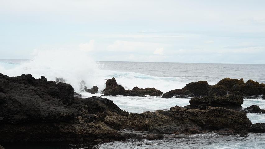 Der Wind peitscht die Wellen gegen die Küste der Azoren. Natürliches Meeresschwimmbecken an der Küste mit Brockenlava umgeben.