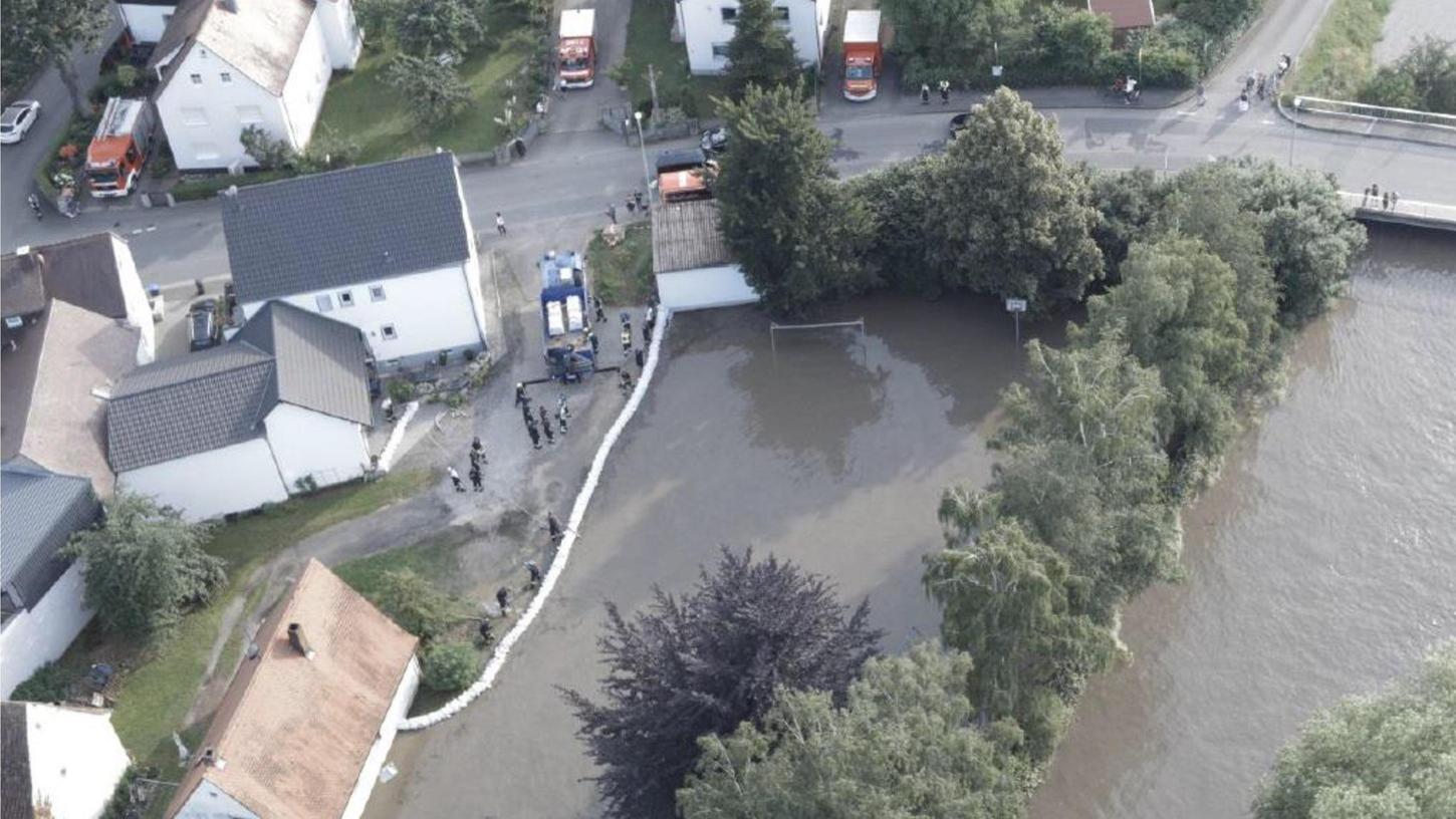Der Damm ist in Schlammersdorf am Ende gebrochen. Helfer im Einsatz beim Aisch-Hochwasser im Sommer 2021 im Landkreis Forchheim. Der Damm ist in Schlammersdorf am Ende gebrochen. Helfer im Einsatz beim Aisch-Hochwasser im Sommer 2021 im Landkreis Forchheim.