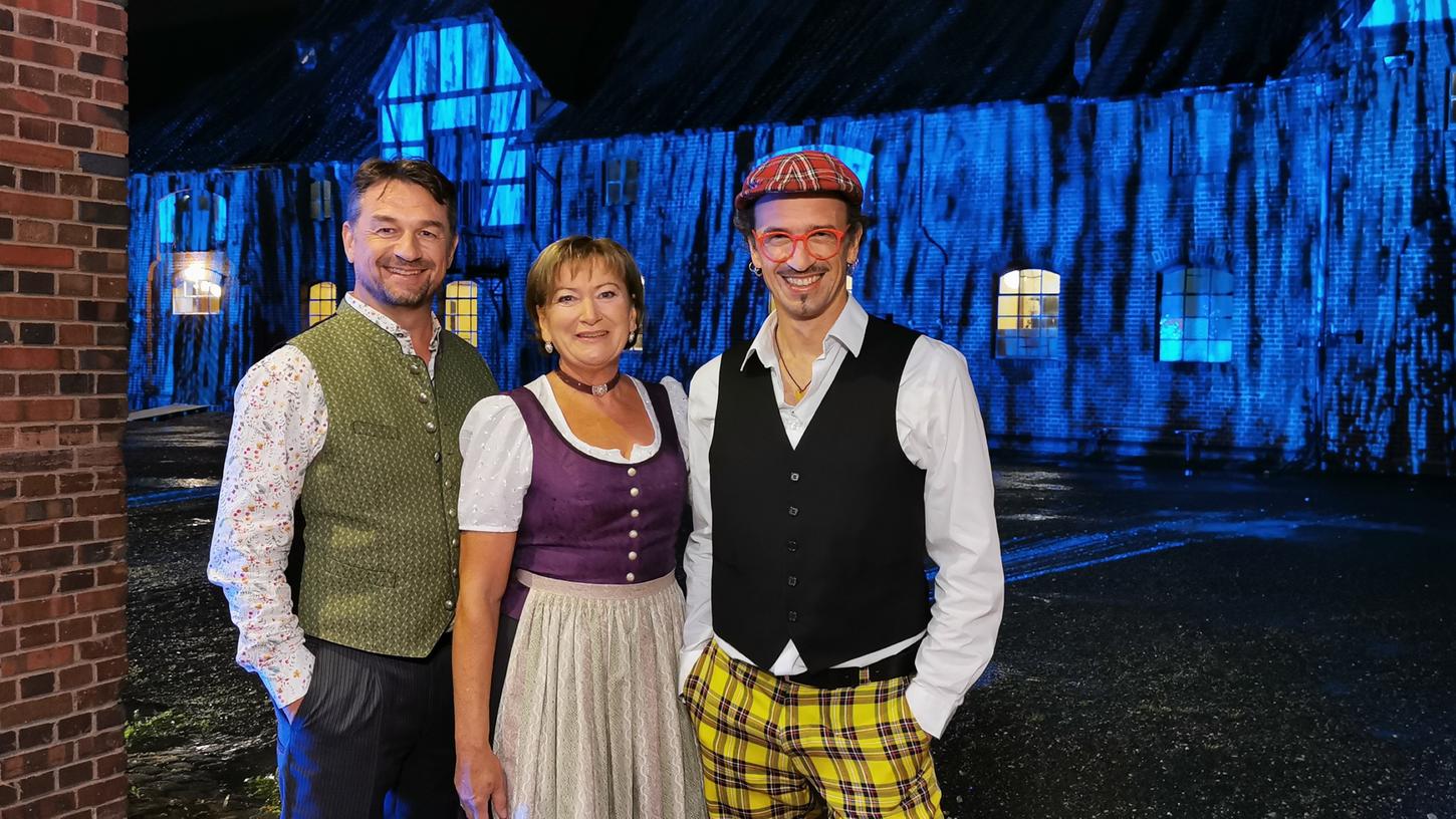 Die Moderatoren Werner Aumüller, Maria Bauer und David Saam (rechts) führten schwungvoll durch den Abend voller Die Moderatoren Werner Aumüller, Maria Bauer und David Saam (rechts) führten schwungvoll durch den Abend voller