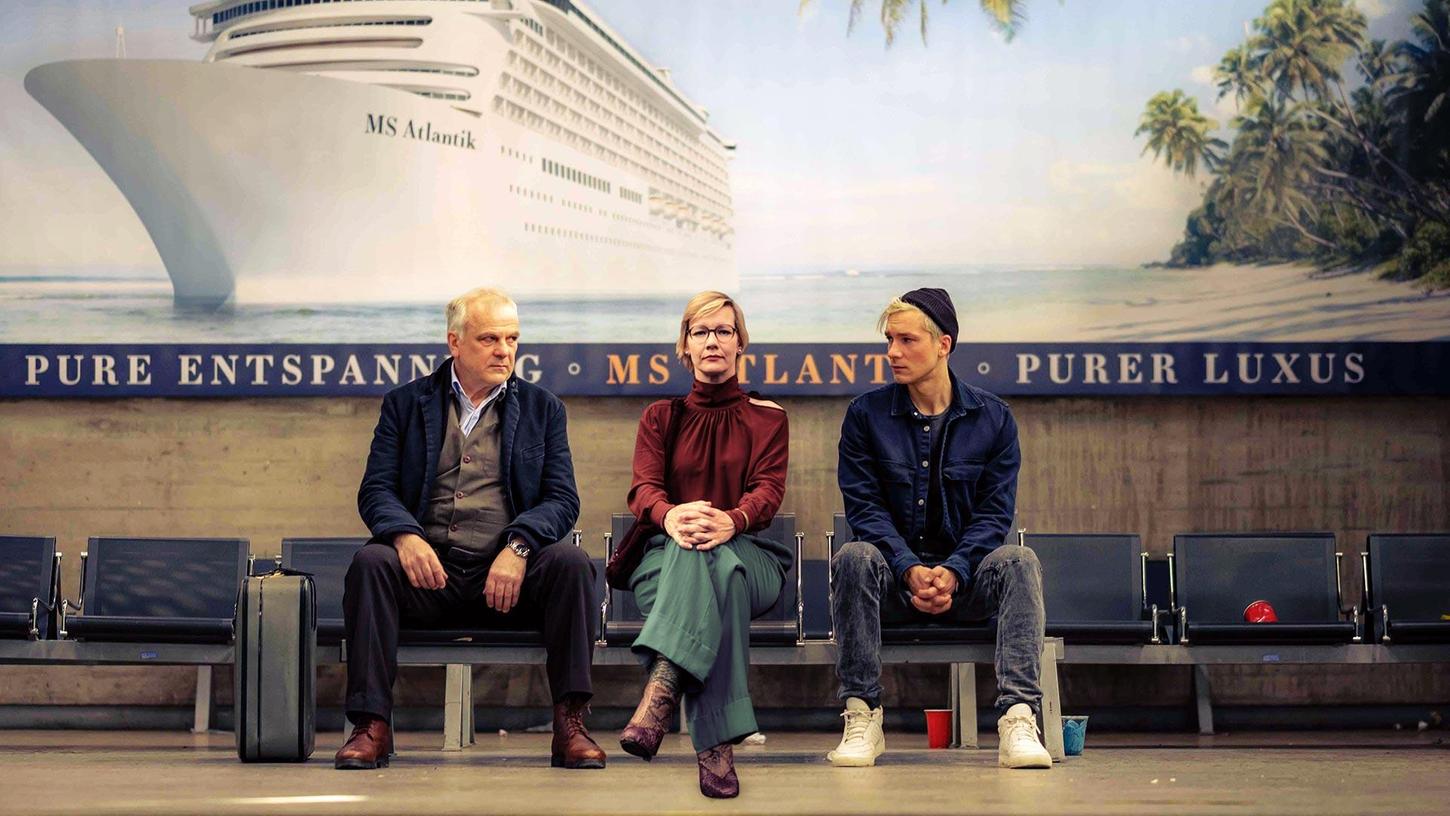 Bernhard Schütz (li.), Sandra Hüller und Jacob Matschenz im Eröffnungsfilm "Das schwarze Quadrat".