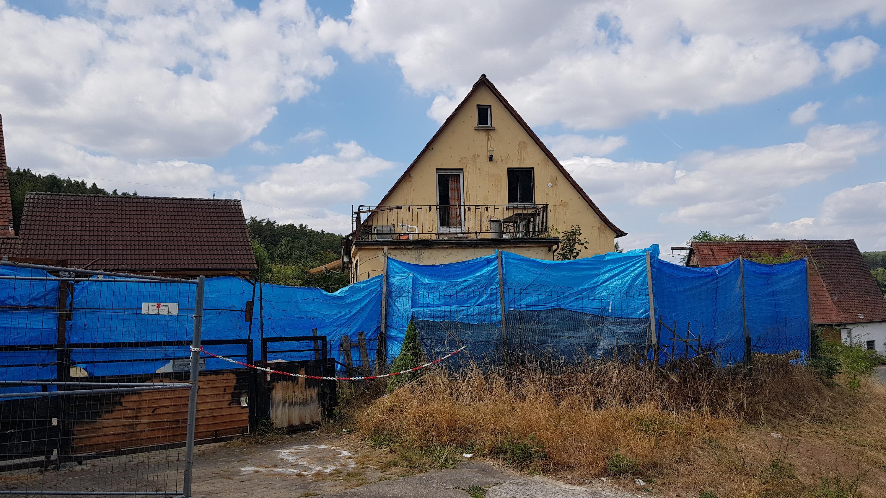Auch für die Nachbarn und Bewohner des 40-Seelen-Dorfes Altschauerberg und die Gemeinde Emskirchen ist die Belagerung des Hauses vom Drachenlord eine enorme Belastung. Der Ort kommt nicht zur Ruhe. Er wird zur Pilgerstätte für Hater, Schaulustige und Mitläufer.