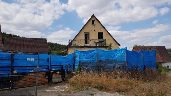 Auch für die Nachbarn und Bewohner des 40-Seelen-Dorfes Altschauerberg und die Gemeinde Emskirchen ist die Belagerung des Hauses vom Drachenlord eine enorme Belastung. Der Ort kommt nicht zur Ruhe. Er wird zur Pilgerstätte für Hater, Schaulustige und Mitläufer.