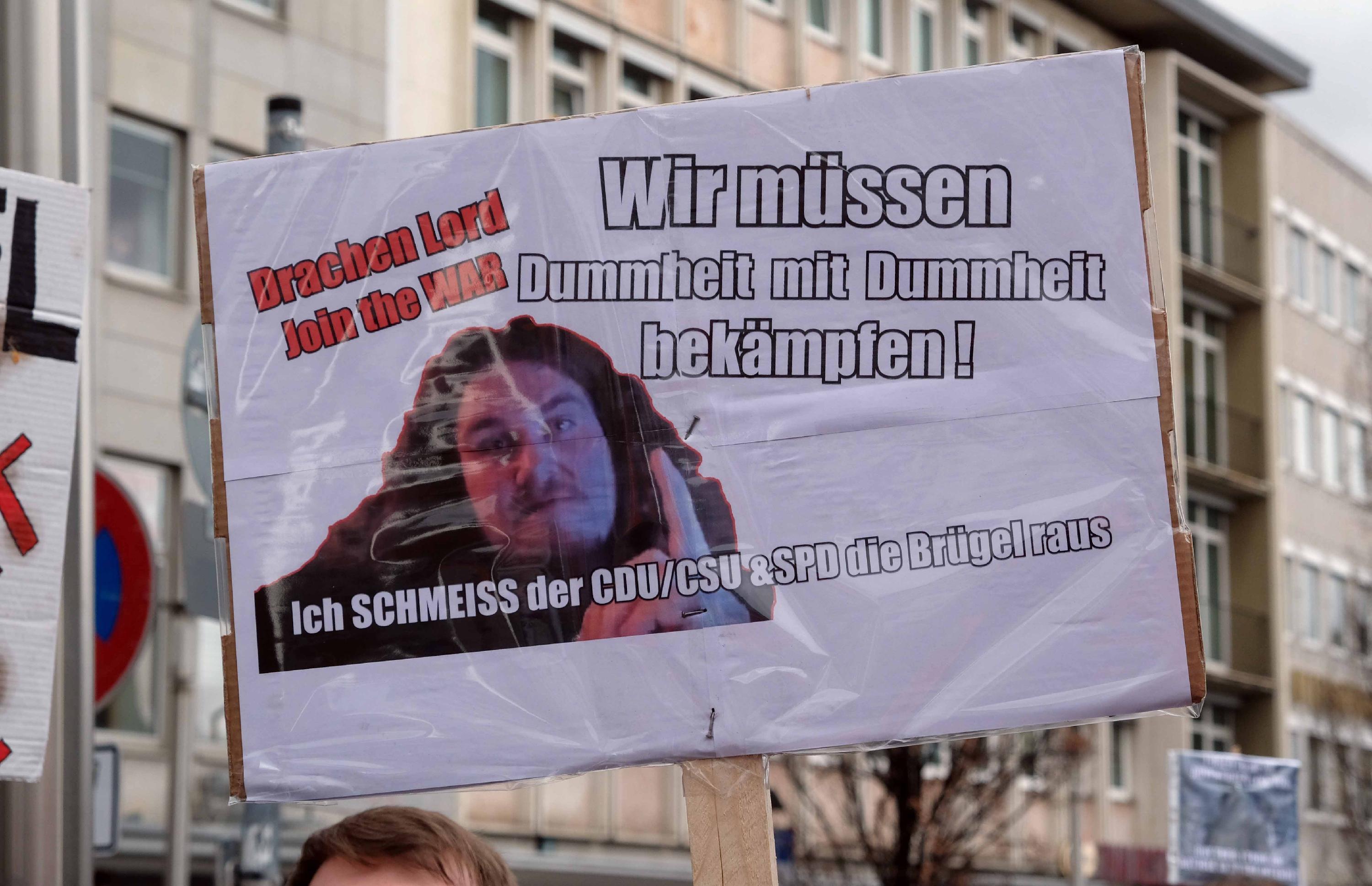 Spielzeug, Digitalabos, getragene Socken, Schweineinnereien, Elektro-Artikel, Mützen mit dem Logo der Terrormiliz IS: Dies alles bekam der Drachenlord zugeschickt, ohne es jemals bestellt zu haben. Zudem wurden im Namen des Drachenlords Notrufe bei der Polizei abgesetzt, in denen die Rede von Feuer oder Notsituationen war und ein Großaufgebot an Einsatzkräften auf den Plan rief. Die sogenannten Swatting-Anrufe und Bestellungen gingen auf einen damals 24-jährigen Mann aus Niedersachsen zurück. Zur Last gelegt wurden dem Angeklagten unter anderem: das Ausspähen und die Fälschung von Daten, Betrug durch illegale Warenbestellungen mit geklauten Kreditkartendaten im Gesamtwert von mehreren zehntausend Euro, der Besitz und die Verbreitung von Kinderpornografie, Volksverhetzung, der Missbrauch von Notrufen – und Cyber-Mobbing. Er wurde zu vier Jahren Gefängnis verurteilt. Hier geht's zum Artikel über den Gerichtsprozess.  Hier geht's zum Artikel über Cyber-Mobbing und Swatting. 