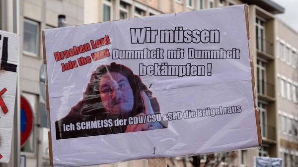 Spielzeug, Digitalabos, getragene Socken, Schweineinnereien, Elektro-Artikel, Mützen mit dem Logo der Terrormiliz IS: Dies alles bekam der Drachenlord zugeschickt, ohne es jemals bestellt zu haben. Zudem wurden im Namen des Drachenlords Notrufe bei der Polizei abgesetzt, in denen die Rede von Feuer oder Notsituationen war und ein Großaufgebot an Einsatzkräften auf den Plan rief. Die sogenannten Swatting-Anrufe und Bestellungen gingen auf einen damals 24-jährigen Mann aus Niedersachsen zurück. Zur Last gelegt wurden dem Angeklagten unter anderem: das Ausspähen und die Fälschung von Daten, Betrug durch illegale Warenbestellungen mit geklauten Kreditkartendaten im Gesamtwert von mehreren zehntausend Euro, der Besitz und die Verbreitung von Kinderpornografie, Volksverhetzung, der Missbrauch von Notrufen – und Cyber-Mobbing. Er wurde zu vier Jahren Gefängnis verurteilt. Hier geht's zum Artikel über den Gerichtsprozess. Hier geht's zum Artikel über Cyber-Mobbing und Swatting.