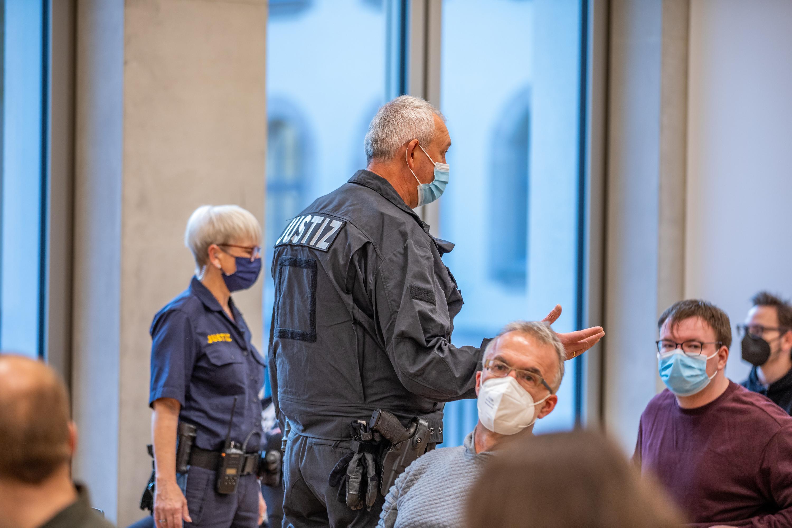 Ein Teil der Anti-Fans verfolgt den Prozess im Gerichtssaal. Sie werden von einem Justizbeamten belehrt, nicht dazwischen zu rufen oder zu filmen. Sie protokollieren den Prozess und stellen ihn ins Netz. In ihrem Protokoll bezeichnen sie Rainer Winkler als "Ruiner", "Wongl" oder "Pommespanzer". Hier geht's zum Artikel.   