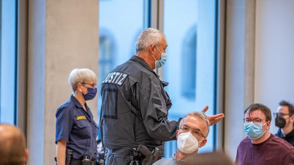 Ein Teil der Anti-Fans verfolgt den Prozess im Gerichtssaal. Sie werden von einem Justizbeamten belehrt, nicht dazwischen zu rufen oder zu filmen. Sie protokollieren den Prozess und stellen ihn ins Netz. In ihrem Protokoll bezeichnen sie Rainer Winkler als "Ruiner", "Wongl" oder "Pommespanzer". Hier geht's zum Artikel.