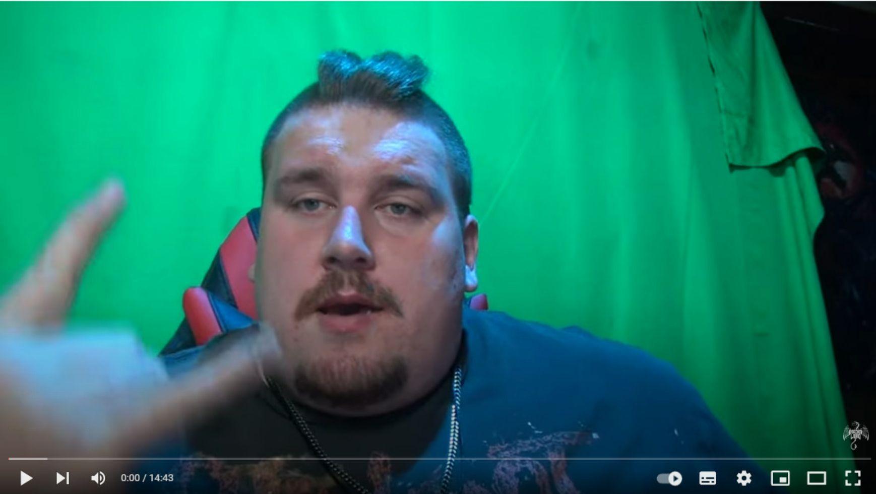 Nicht einmal 24 Stunden später äußert sich der Drachenlord zum Urteil. "Ich sehe nicht ein, mich einsperren zu lassen, nur weil ich mich verteidige. Es ist sehr frustrierend, wenn man nicht weiß, wie man sich verteidigen soll", sagt er in dem Video. Das Gericht hat seine gezeigte Einsicht und Reue als Pluspunkt für ihn gewertet. Doch mit seinem aktuellen Video lässt Winkler abermals Zweifel an dieser gerade erst gezeigten Reue aufkommen und schadet sich damit letztlich selbst. Denn gegen das Urteil des Amtsgerichts sieht der Instanzenzug die Möglichkeit der Berufung zum Landgericht Nürnberg-Fürth vor. Zu diesem Rechtsmittel greift Rainer Winkler, dass der Vollzug der verhängten Freiheitsstrafe doch noch zur Bewährung ausgesetzt wird. Auch die Staatsanwaltschaft legt Berufung ein, um eine Strafmilderung zu verhindern. Die Anklägerin forderte bereits im Amtsgericht zweieinhalb Jahre Freiheitsstrafe. Für Rainer Winkler könnte der Aufenthalt in der JVA also noch länger werden. Hier geht's zum Artikel. 