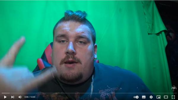 Nicht einmal 24 Stunden später äußert sich der Drachenlord zum Urteil. "Ich sehe nicht ein, mich einsperren zu lassen, nur weil ich mich verteidige. Es ist sehr frustrierend, wenn man nicht weiß, wie man sich verteidigen soll", sagt er in dem Video. Das Gericht hat seine gezeigte Einsicht und Reue als Pluspunkt für ihn gewertet. Doch mit seinem aktuellen Video lässt Winkler abermals Zweifel an dieser gerade erst gezeigten Reue aufkommen und schadet sich damit letztlich selbst. Denn gegen das Urteil des Amtsgerichts sieht der Instanzenzug die Möglichkeit der Berufung zum Landgericht Nürnberg-Fürth vor. Zu diesem Rechtsmittel greift Rainer Winkler, dass der Vollzug der verhängten Freiheitsstrafe doch noch zur Bewährung ausgesetzt wird. Auch die Staatsanwaltschaft legt Berufung ein, um eine Strafmilderung zu verhindern. Die Anklägerin forderte bereits im Amtsgericht zweieinhalb Jahre Freiheitsstrafe. Für Rainer Winkler könnte der Aufenthalt in der JVA also noch länger werden. Hier geht's zum Artikel.