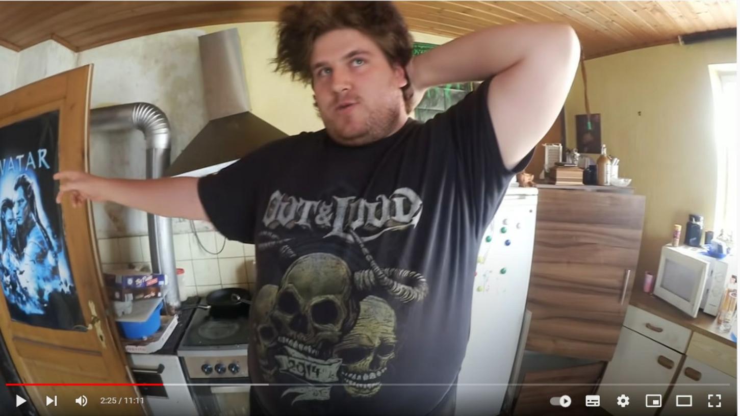 Objekt des Hasses: Rainer W. in seinem Haus, in dem er alleine lebt.
Objekt des Hasses: Rainer W. in seinem Haus, in dem er alleine lebt.