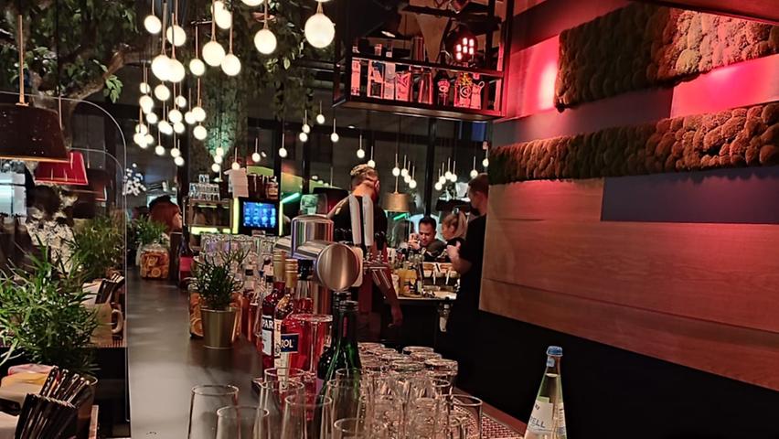 Von Donnerstag bis Samstag, an Peter’s Thirstdays, gibt es ab 21.00 Uhr eine Cocktail-Happy-Hour. Highballs für 4,90 Euro, Premium Cocktails für 7,90 Euro, die "Normalen" für 6,90 Euro und alle Mocktails für nur 4,90 Euro.