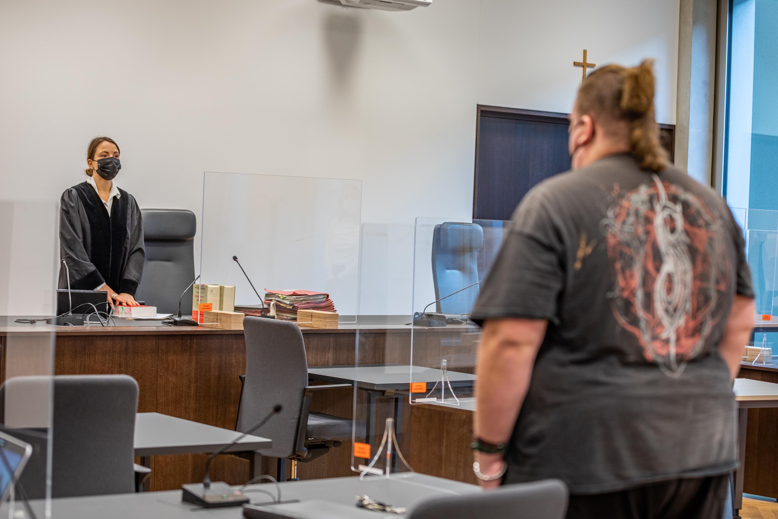 Am 21. Oktober 2021 wird der Drachenlord vom Amtsgericht Neustadt/Aisch zu zwei Jahren Gefängnisstrafe verurteilt. Er hatte gegen Bewährungsauflagen verstoßen. Über den Prozess berichten Medien aus ganz Deutschland. Der Youtuber hat sein Elternhaus verkauft. Und er kündigt an, Altschauerberg zu verlassen. Auch wolle er die Aktivität auf Youtube stark reduzieren. Hier geht's zum Artikel. 