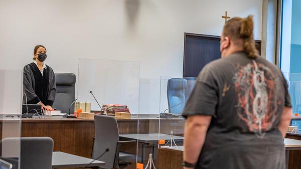 Am 21. Oktober 2021 wird der Drachenlord vom Amtsgericht Neustadt/Aisch zu zwei Jahren Gefängnisstrafe verurteilt. Er hatte gegen Bewährungsauflagen verstoßen. Über den Prozess berichten Medien aus ganz Deutschland. Der Youtuber hat sein Elternhaus verkauft. Und er kündigt an, Altschauerberg zu verlassen. Auch wolle er die Aktivität auf Youtube stark reduzieren. Hier geht's zum Artikel.