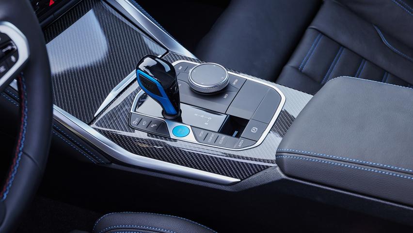 Auch den unschlagbar funktionalen iDrive-Regler hat BMW im Cockpit belassen.