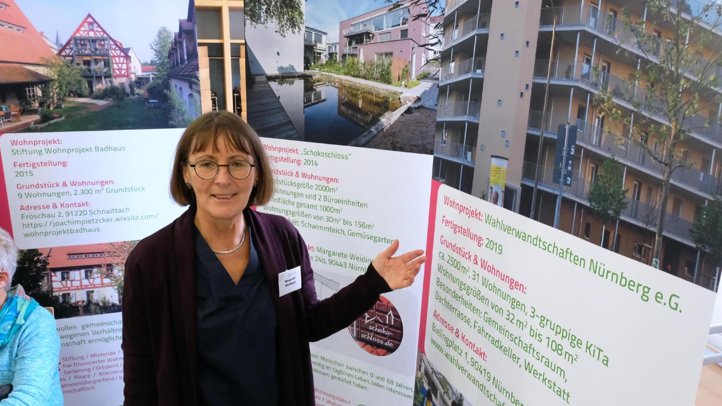 Margarete Weidinger vom Verein "Der Hof - Wohnprojekte Alt und Jung" informierte im Nachbarschaftshaus Gostenhof neue Wohnformen in Nürnberg. 
