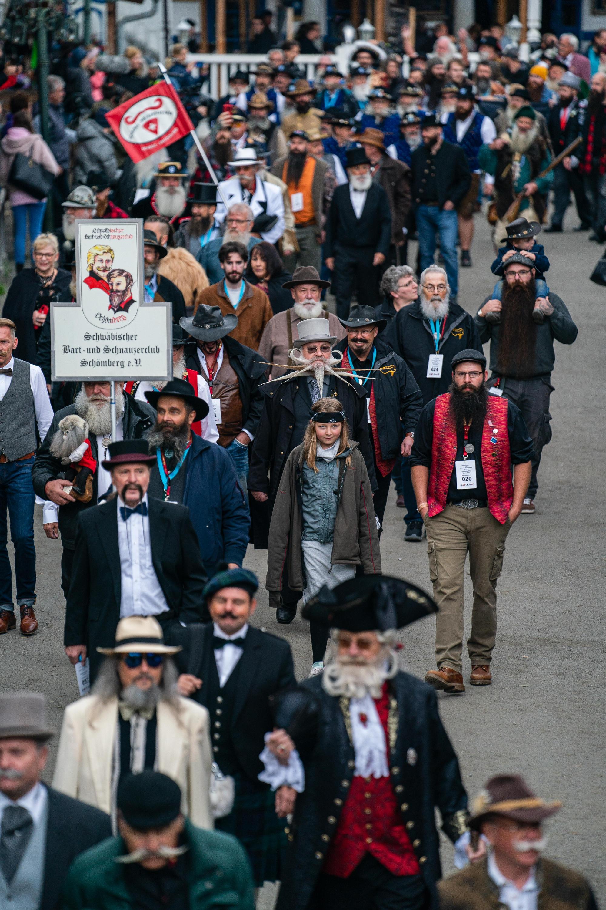 Christian Feicht, Präsident des Ostbayerischen Bart- und Schnauzerclubs, der den Wettbewerb ausrichtet, rechnete mit 100 bis 120 Bartfans.