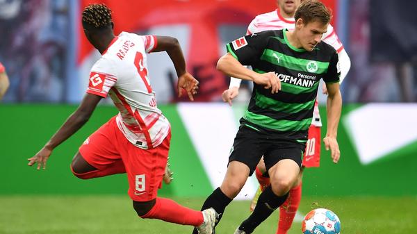 Ersetzte den gesperrten Seguin und gab auf der Doppel-Sechs ein unauffälliges wie fehlerloses Debüt. Für einen Spieler, der aus der dritten Liga kam, eine gute Leistung.